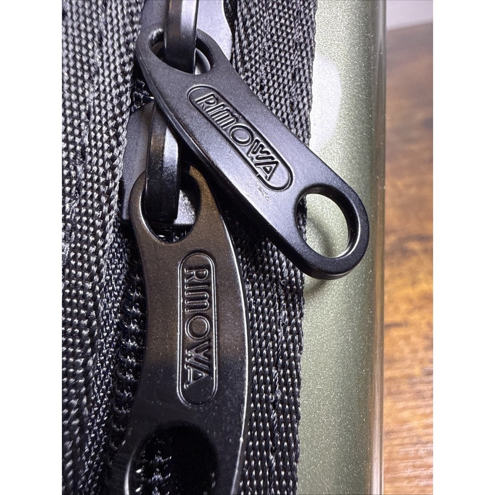 Rimowa × EVA Air First Class Amenity Hardcase Light Green Travel Toiletry Case - Picture 10 of 11